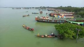 টাঙ্গুয়ার হাওরে হাউসবোট ব্যবসায় ঠকছেন ভ্রমণকারীরা: প্রশাসনের সতর্কতা