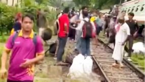 ট্রেন চলাচল স্বাভাবিক, দুর্ঘটনা কবলিত ট্রেন উদ্ধারে বিলম্ব