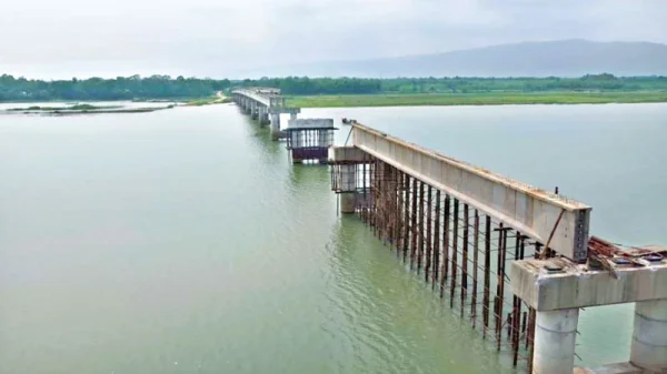 একে একে ভেঙে পড়ল সেতুর সাত গার্ডার