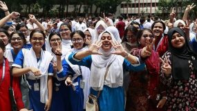এসএসসি পরীক্ষা; প্রতিবারই পিছিয়ে পড়ছে ছেলেরা