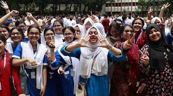 এসএসসি পরীক্ষা; প্রতিবারই পিছিয়ে পড়ছে ছেলেরা